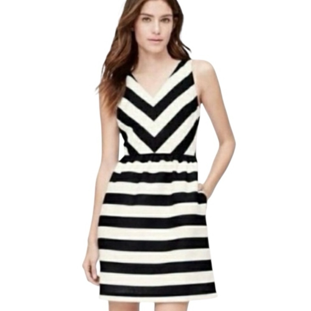 NWT LOFT BLACK & WHITE CHEVRON STRIPE V-NECK DRESS SIZE 10